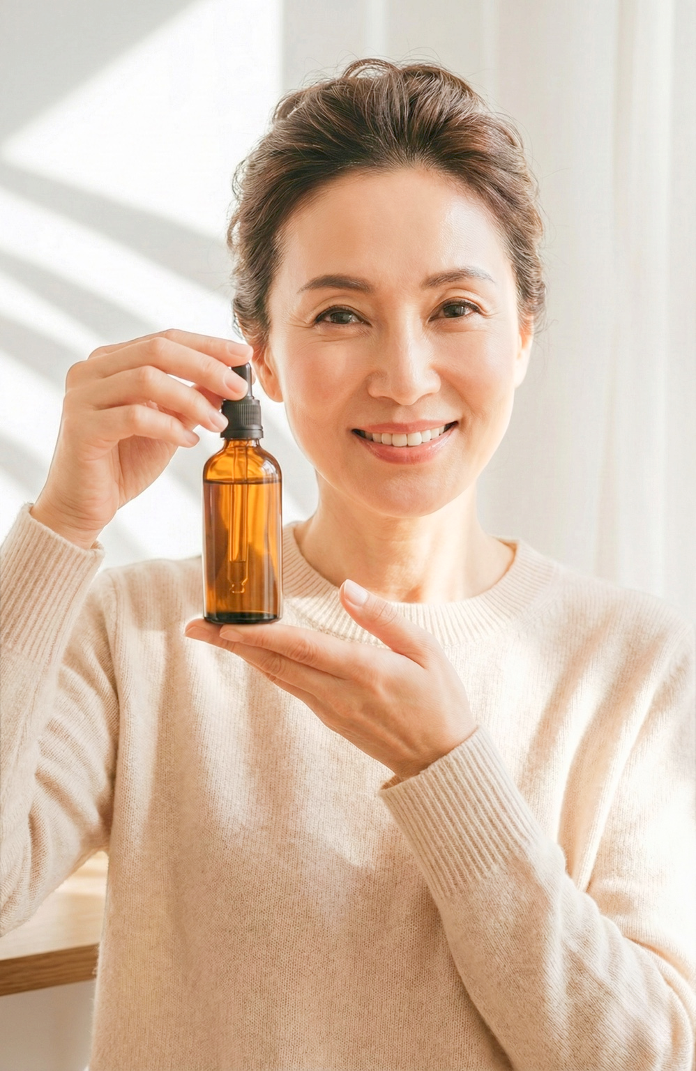 アロマオイルを手に持つ笑顔の女性 - Selenia Aromaで脳波測定により最適なアロマを見つける